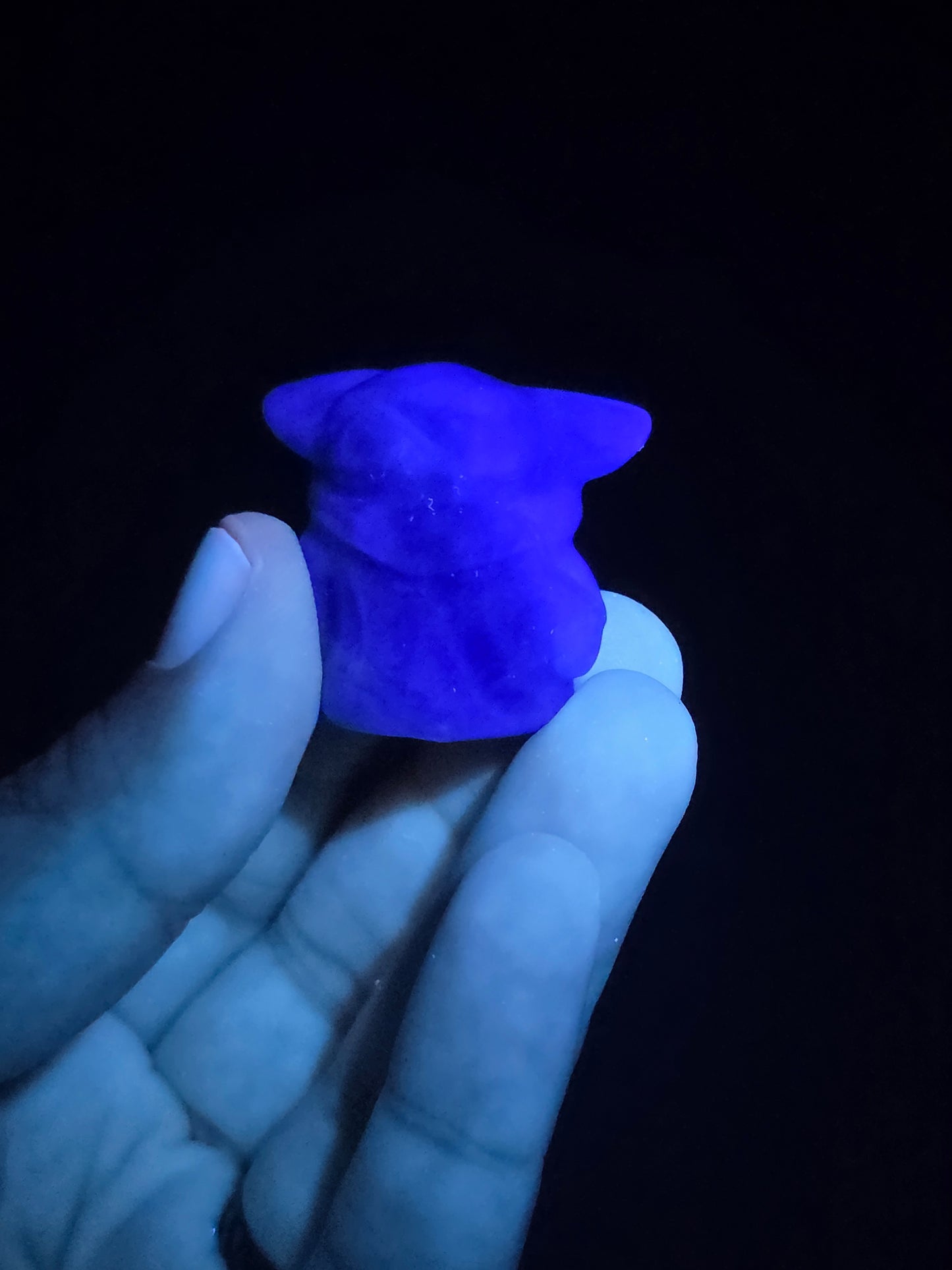 Fluorite Grogu Carving - UV Reactive